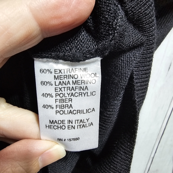 Tahari Men's Black Italian Merino Wool Lightweight V-Neck Sweater Size XL/XXL. - Picture 6 of 7